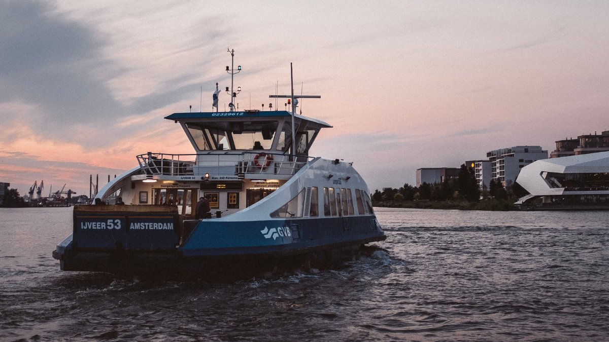 "Van bus tot pont, het Amsterdamse openbaar vervoer wordt groen! 

Amsterdam introduceert in 2024 4 nieuwe elektrische ponten, waardoor het openbaar vervoer in de stad duurzamer en toegankelijker wordt voor reizigers. Dit is de vooruitgang die we graag zien. "