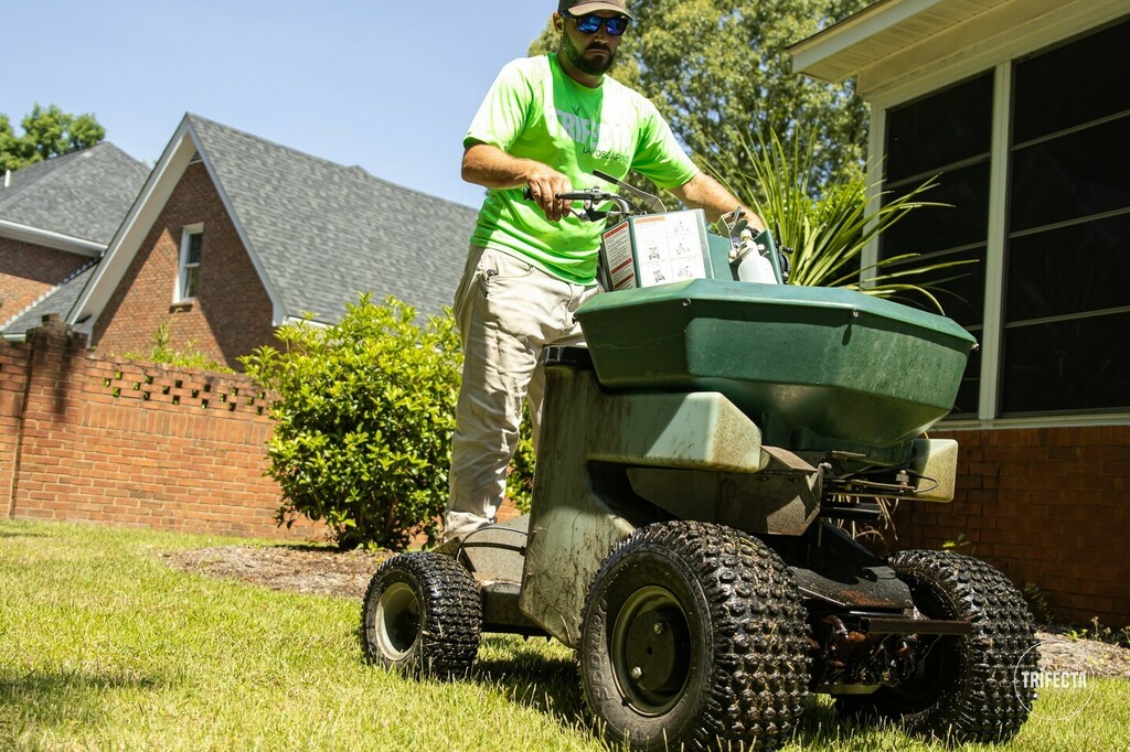 Finished up Fert application 2 of 7 for all of our Residential clients last week. Gonna free up a lot more time for Irrigation and Landscape projects this week. 🙏

What's a goal or focus you have set for the week? 

#lawncarecommunity #lawncare #grow… instagr.am/p/Cd7_-tWADUz/