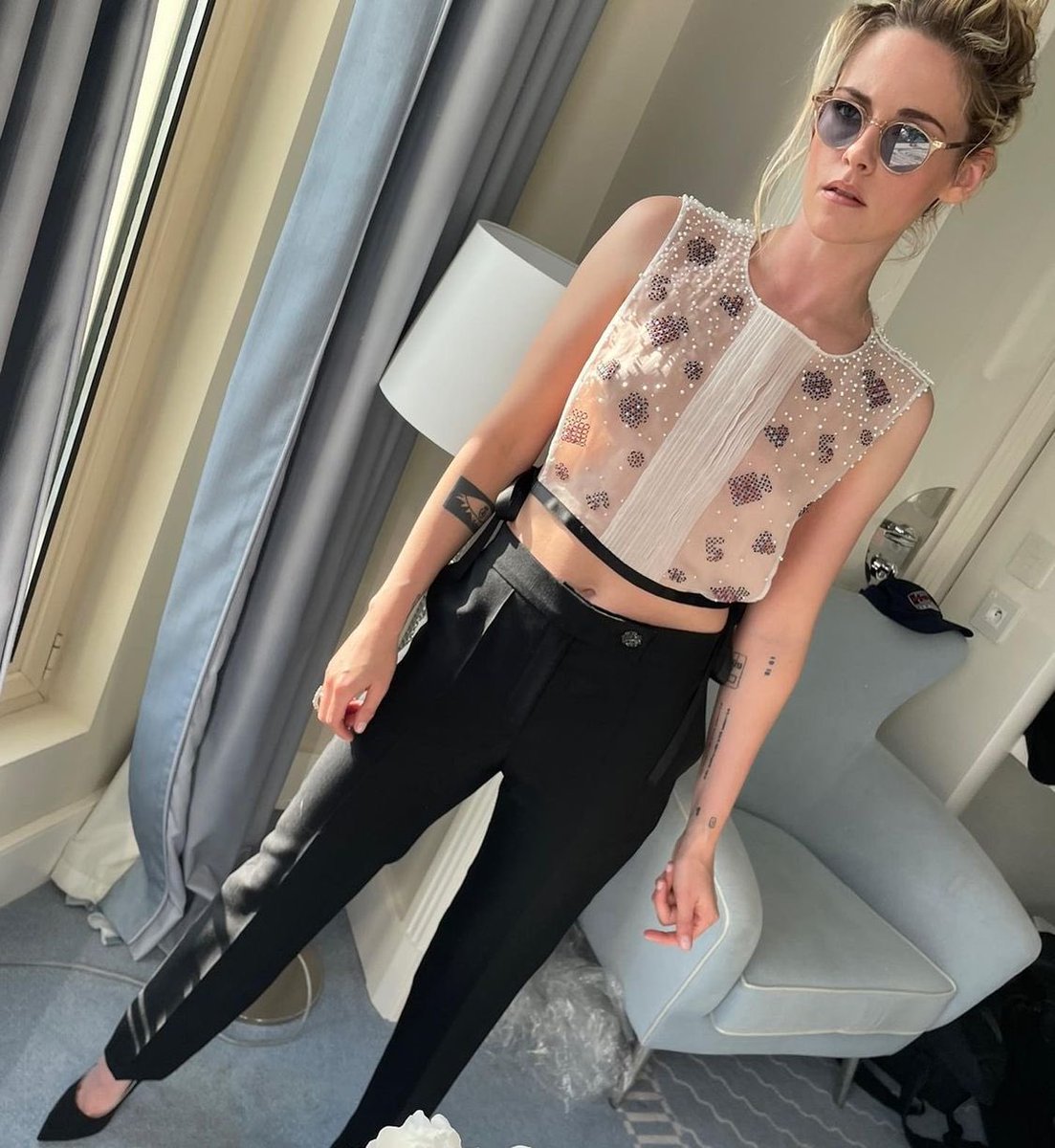 KristewartPT's tweet photo. Kristen antes do cocktail da Chanel em Cannes 💫👑

📸 taraswennen no Instagram https://t.co/nAxgrEbjGe