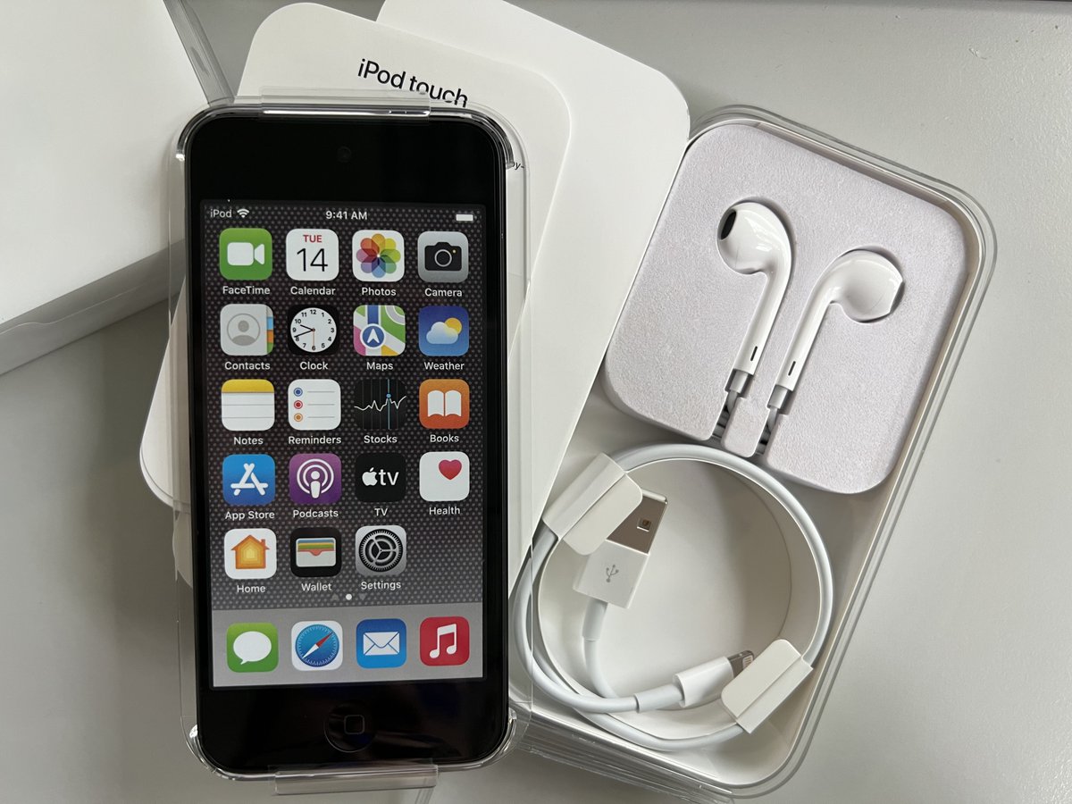 JoshHarrow's tweet photo. Ich war ja fast versucht, die beiden nicht auszupacken, aber da hätten die Benutzer wohl was dagegen :D #iPodTouch #lastGeneration https://t.co/1ZKL08uolN