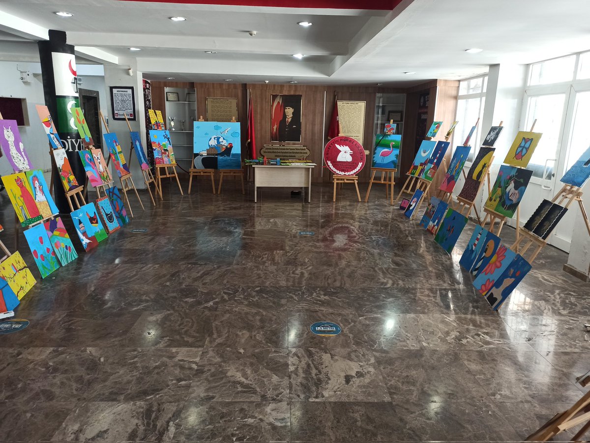 MtalHoroz's tweet photo. Okulumuz öğrencileri tarafından hazırlanan çalışmaları içeren Yıl Sonu Resim Sergisinden görüntüler.
Öğrencilerimiz başta olmak üzere emek veren öğretmen ve okul yöneticilerimizi tebrik ediyoruz. 
#Resimsergisi
#HorozMtal https://t.co/oSo4dOnwzx