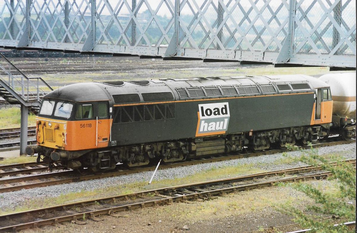 SalopianLyne's tweet image. Healey Mills 20th June 1998
British Rail Class 56 diesel loco 56118 in LoadHaul orange &amp;amp; black livery hauling bogie Liquefied Petroleum Gas tank wagons underneath the depot access footbridge.
#BritishRail #Class56 #LoadHaul #HealeyMills #Railfreight #trainspotting #Footbridge 🤓