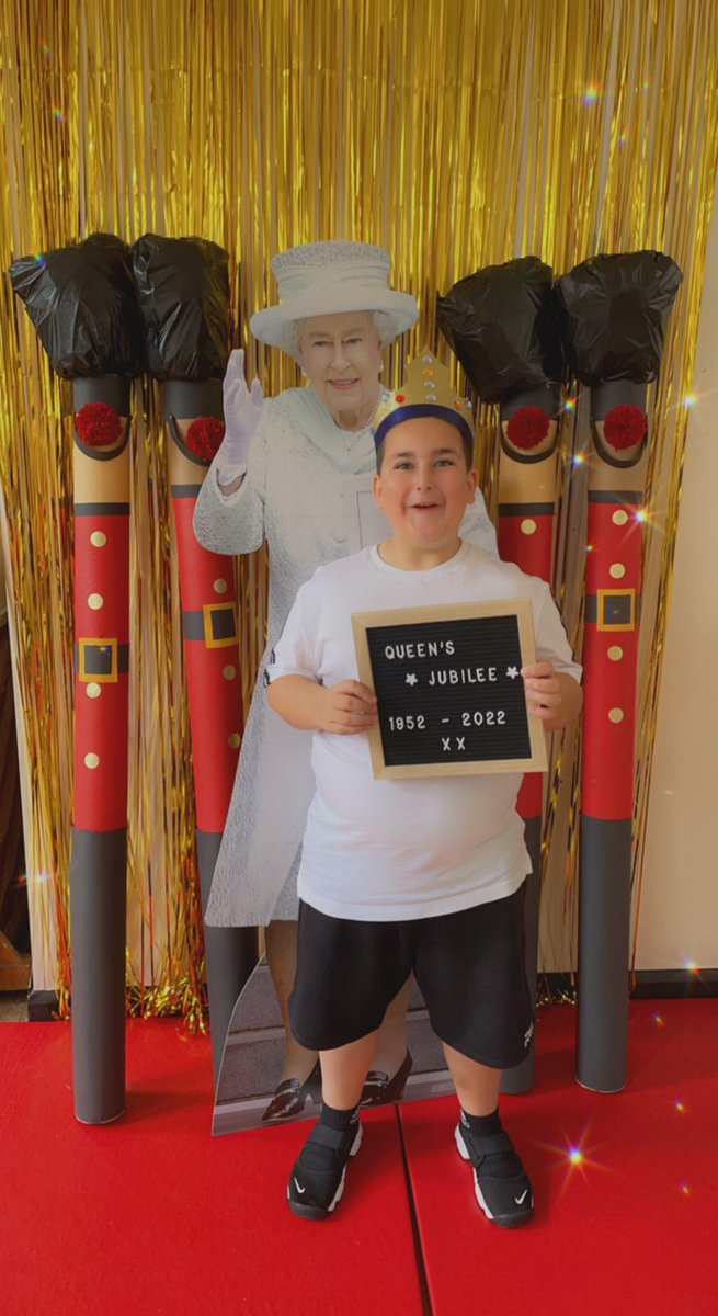 BubsyTownhill's tweet photo. #tcsyear4 loved having their pictures taken with her majesty this morning ๐ #TCSHU https://t.co/VW5vzW2H7f