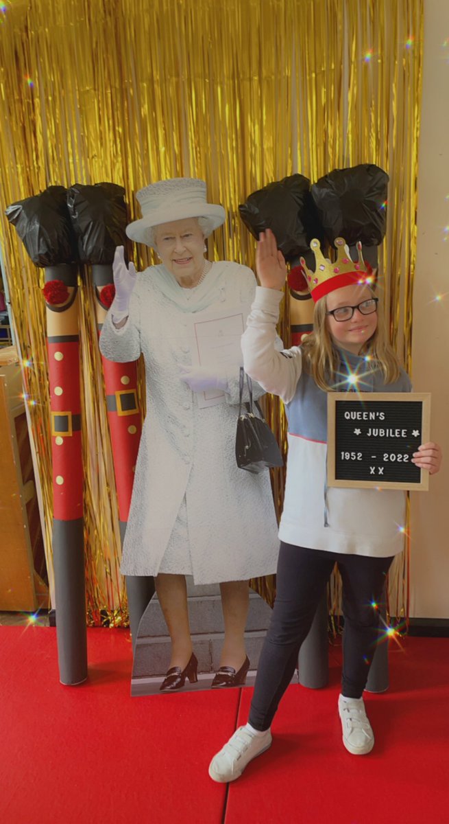 BubsyTownhill's tweet photo. #tcsyear4 loved having their pictures taken with her majesty this morning ๐ #TCSHU https://t.co/VW5vzW2H7f