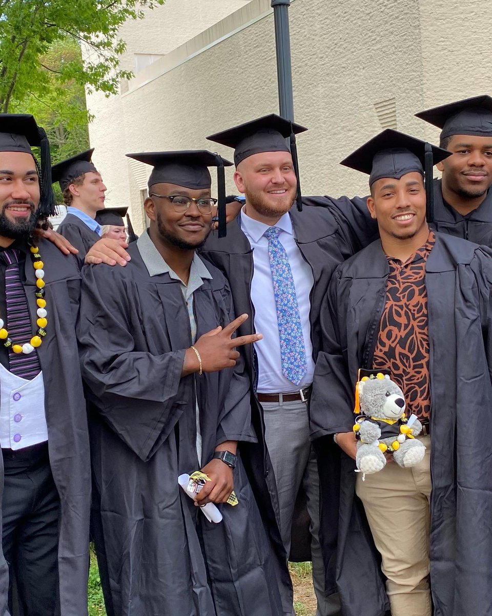 dandre315's tweet photo. Had my 2020 graduation in 2022 #rolldamnscots 💛🖤💛🖤 https://t.co/zAVwX5ogyo