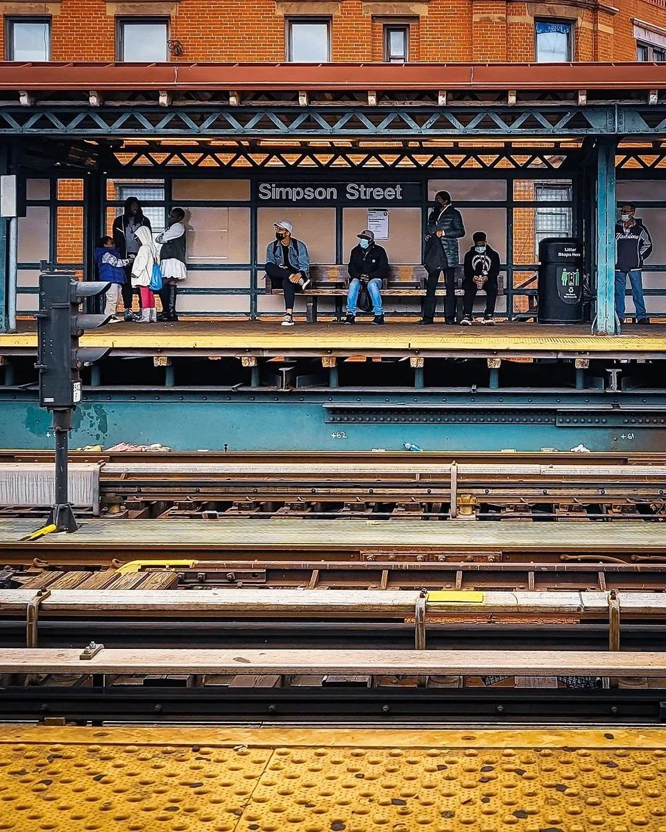 fromTheBronx's tweet photo. "Waiting...
Simpson Street Train Station
#2train #5train
5/8/2022"
PHOTO: @rizzobchillin https://t.co/98bBZXQEyS