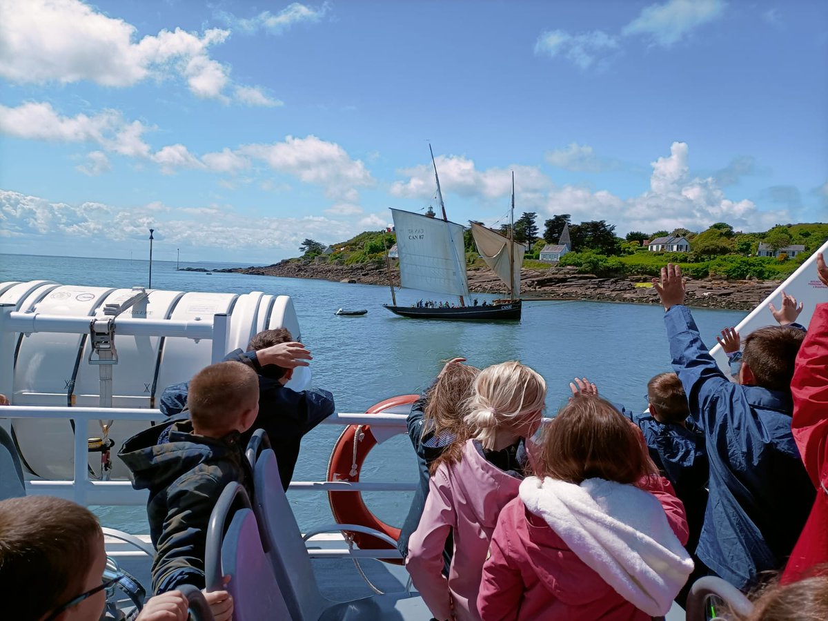 EcoleSources's tweet photo. Après une nuit passée au centre nautique de Granville, les élèves sont partis pour visiter les îles Chausey au large de Granville. 
Traversée calme sous le beau temps. https://t.co/Yslyof7x7y