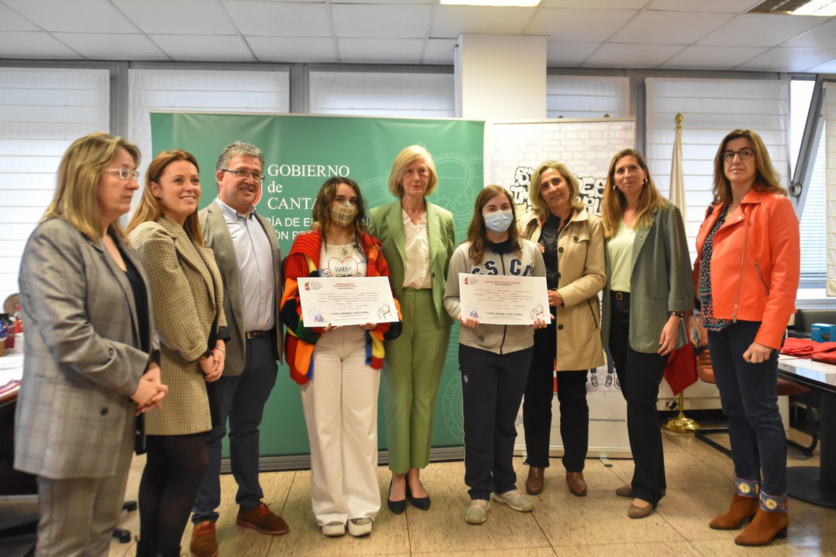 cantabriaes's tweet photo. ✅ La 61 edición del Concurso de Jóvenes Talentos de Relato Corto de Coca-Cola premia a Victoria Rivero del Colegio San José de Santander

👉 @LomboMarina  ha felicitado a la ganadora y a la finalista del certamen @educantabria 

ℹ️➡️ https://t.co/zIGJEMRIf5 https://t.co/NkHcMf2TOs