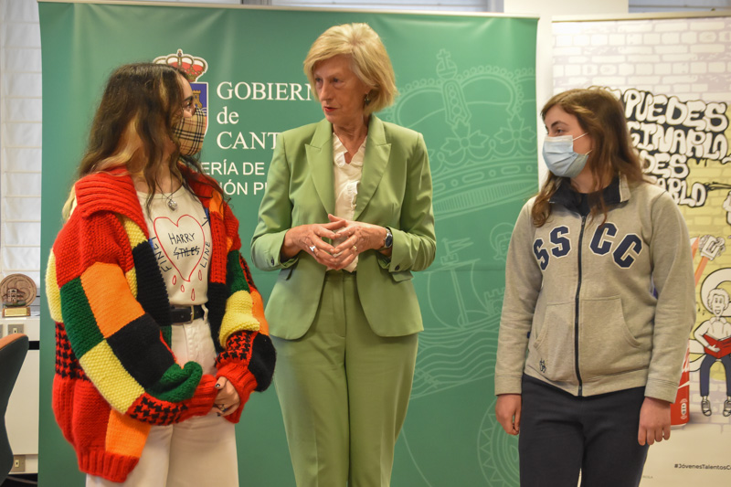 cantabriaes's tweet photo. ✅ La 61 edición del Concurso de Jóvenes Talentos de Relato Corto de Coca-Cola premia a Victoria Rivero del Colegio San José de Santander

👉 @LomboMarina  ha felicitado a la ganadora y a la finalista del certamen @educantabria 

ℹ️➡️ https://t.co/zIGJEMRIf5 https://t.co/NkHcMf2TOs