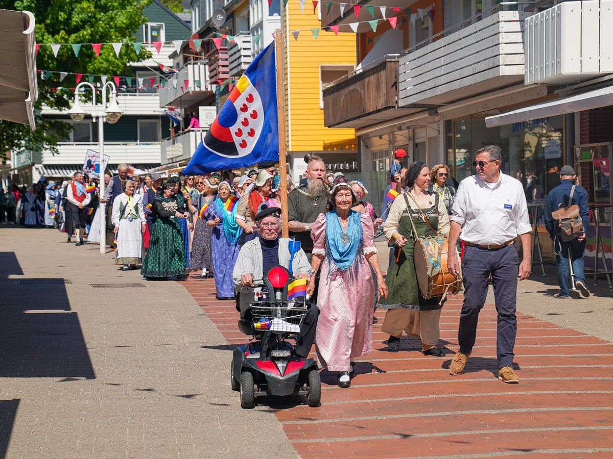 Während des vergangenen Wochenendes durften wir auf Helgoland zum Friesentreffen 2022 einladen. Rund 200 Friesen kamen zu uns und tanzten am Sonntag für die Helgoländer und Gäste auf dem Rathausplatz.

Fotos: Caroline Essner/Helgoland Tourismus-Service und Andreas Ottmayer