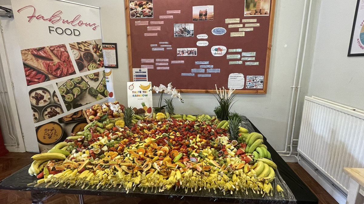 An amazing array of fruit available to the boys today #healthyeating <a href="/HolroydHowe/">Holroyd Howe</a>