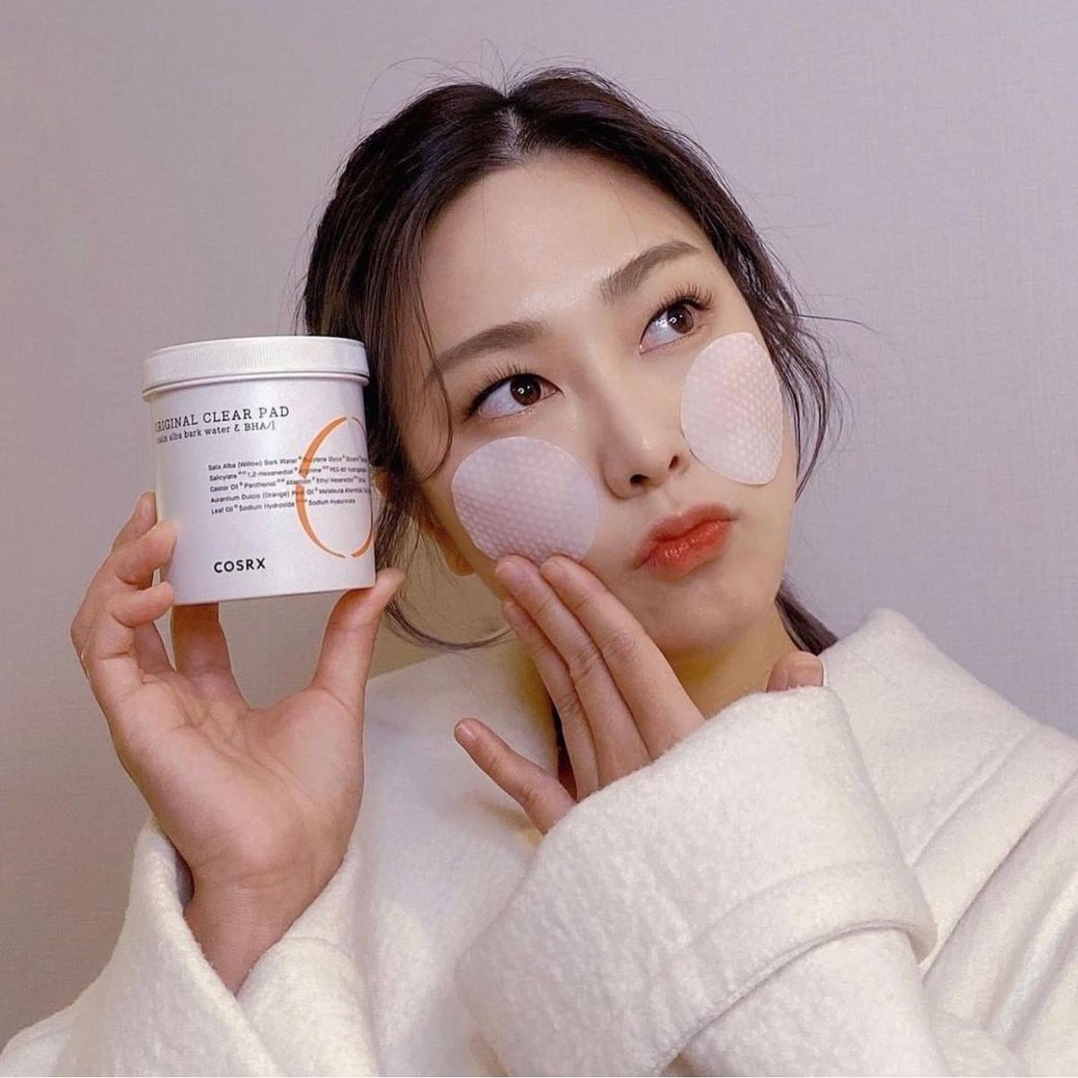 anyongstore's tweet photo. — #อันยองพร้อมส่ง 
cosrx one step original clear pad🍅✨
แผ่นโทนเนอร์ทำความสะอาดผิว ช่วยทำความสะอาดผิว พร้อมบำรุงผิวไปในตัว ขจัดปัญหาสิวผดและอักเสบ ลดความมันบนใบหน้า และทำความสะอาดผิวหน้าได้อย่างหมดจดไร้สิ่งสกปรกตกค้าง อ่อนโยนต่อผิว แม้ผิวแพ้ง่าย

.
ราคา : 490.-, 70 แผ่น

#cosrx https://t.co/H4KGfgViSA