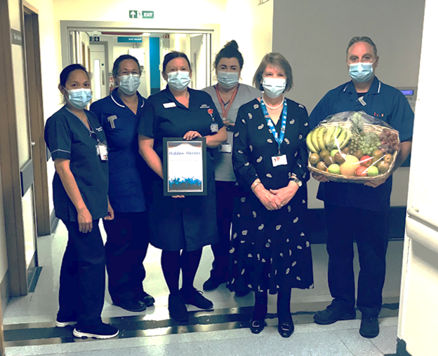 PHU_OD's tweet photo. Melloney Poole OBE, Chair of @PHU_NHS is delighted to recognise the Frailty Interface team as her Hidden Heroes. This highly skilled &amp; flexible team work together to ensure patients admitted with frailty receive a high level of care &amp; comfort.  #ProudToBePHU @LizRix_PHU https://t.co/OPo1y1WfBM