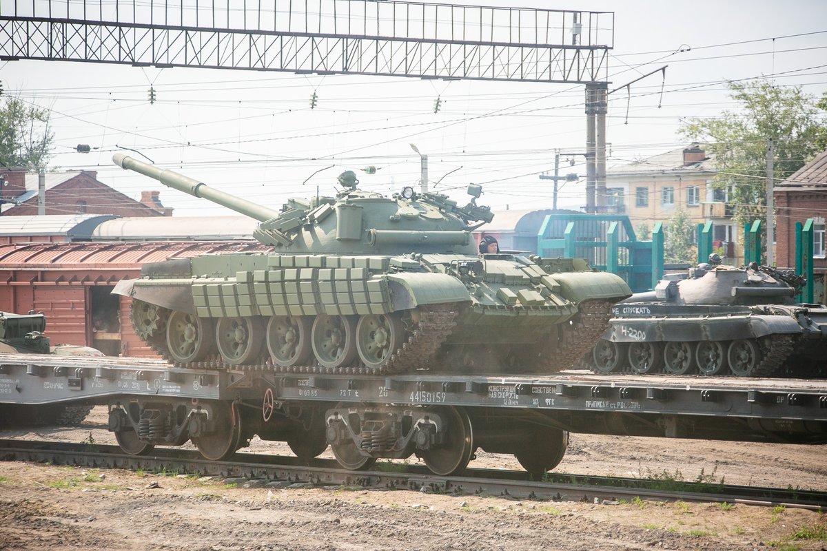 Russia is running out of tanks. That's the inescapable conclusion from reports that it's transporting some of its reported 2,500 stored T-62s to support its war in Ukraine. What does this mean logistically and operationally? A  with some observations and deductions. /1