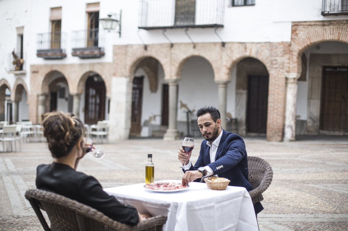 📍Zafra es el destino elegido para la Etapa 1 de Contrarreloj de 6 km de #lavueltaciclistaaextremadura 22 

📌Su casco antiguo fue declarado Patrimonio Histórico-Artístico en 1965.

Se merece más de un paseo🤍

📸  <a href="/Extremadura_tur/">Extremadura Turismo</a> 

#estamosdevuelta #extremadura #ciclismo