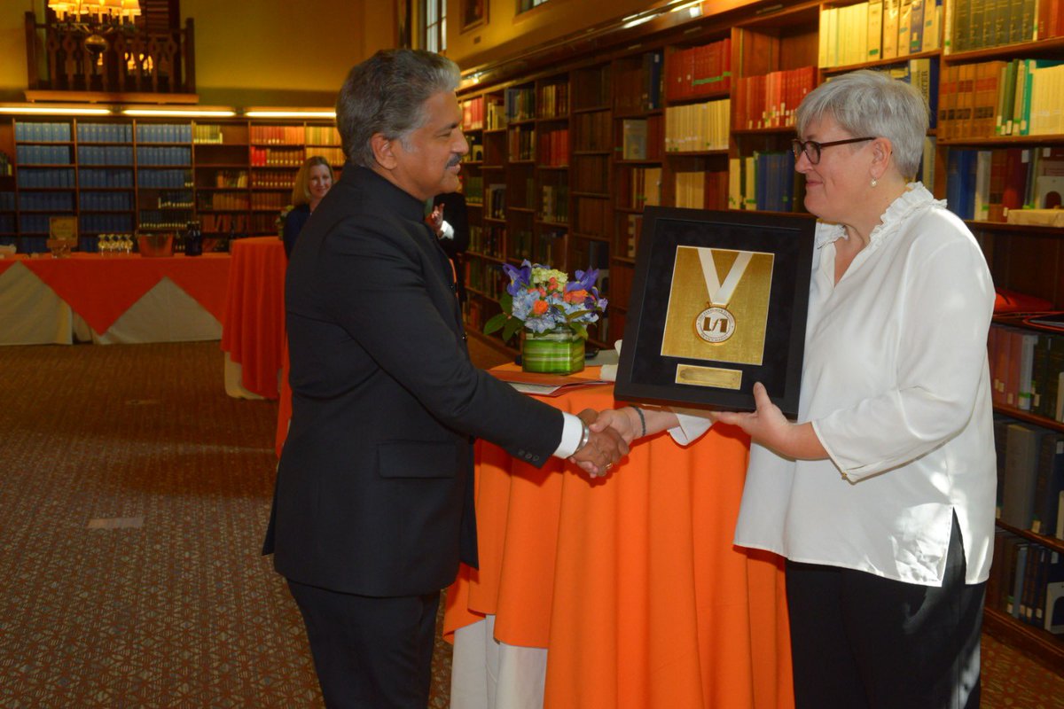 anandmahindra's tweet image. My father Harish was the 1st Indian Graduate of the @FletcherSchool in Boston 75 years ago. In the 75th year of Indian Independence, I was honoured to be the 1st Indian to address the School’s Class Day &amp;amp; receive the Dean’s Medal. I felt I received it as a proxy for my father 🙏🏽