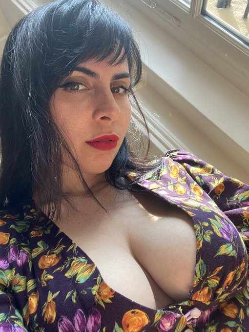 Book your date with me in Barcelona 🌹 Write me at mariaxriot@protonmail.com I will leave in the middle