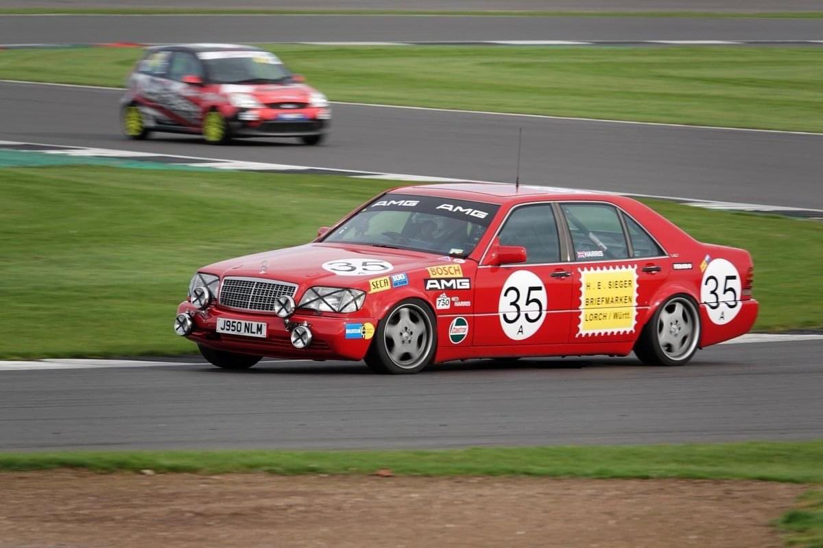 MercedesW140Fr's tweet photo. Pour rendre hommage à la célèbre #W109 "Red Pig'' 300 SEL, pour  l'émission Top Gear BBC le journaliste de Chris Harris a engagé sur le circuit Birkett Six-Hour Relay Race à Silverstone une #W140 600 SEL modifée ⭐️👌😎
©️📸 ShootPetrol / Turbo. fr
#MercedesBenz #ClasseS #RedPig https://t.co/rdf3k6R6sz