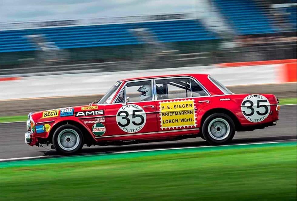 MercedesW140Fr's tweet photo. Pour rendre hommage à la célèbre #W109 "Red Pig'' 300 SEL, pour  l'émission Top Gear BBC le journaliste de Chris Harris a engagé sur le circuit Birkett Six-Hour Relay Race à Silverstone une #W140 600 SEL modifée ⭐️👌😎
©️📸 ShootPetrol / Turbo. fr
#MercedesBenz #ClasseS #RedPig https://t.co/rdf3k6R6sz