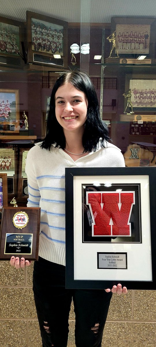 sophiaschmidt07's tweet photo. Received my 4 year framed Varsity letter and was was awarded MVP tonight for the 2022 season. Right now my stats are #1 in the STATE  for catching! Thanks to all who supported me along the way! 1st Regional game @ home tonight! @WilmotSBall @vaglorydudley @VAGloryFP @Piosoftball https://t.co/Uh0xh527gn