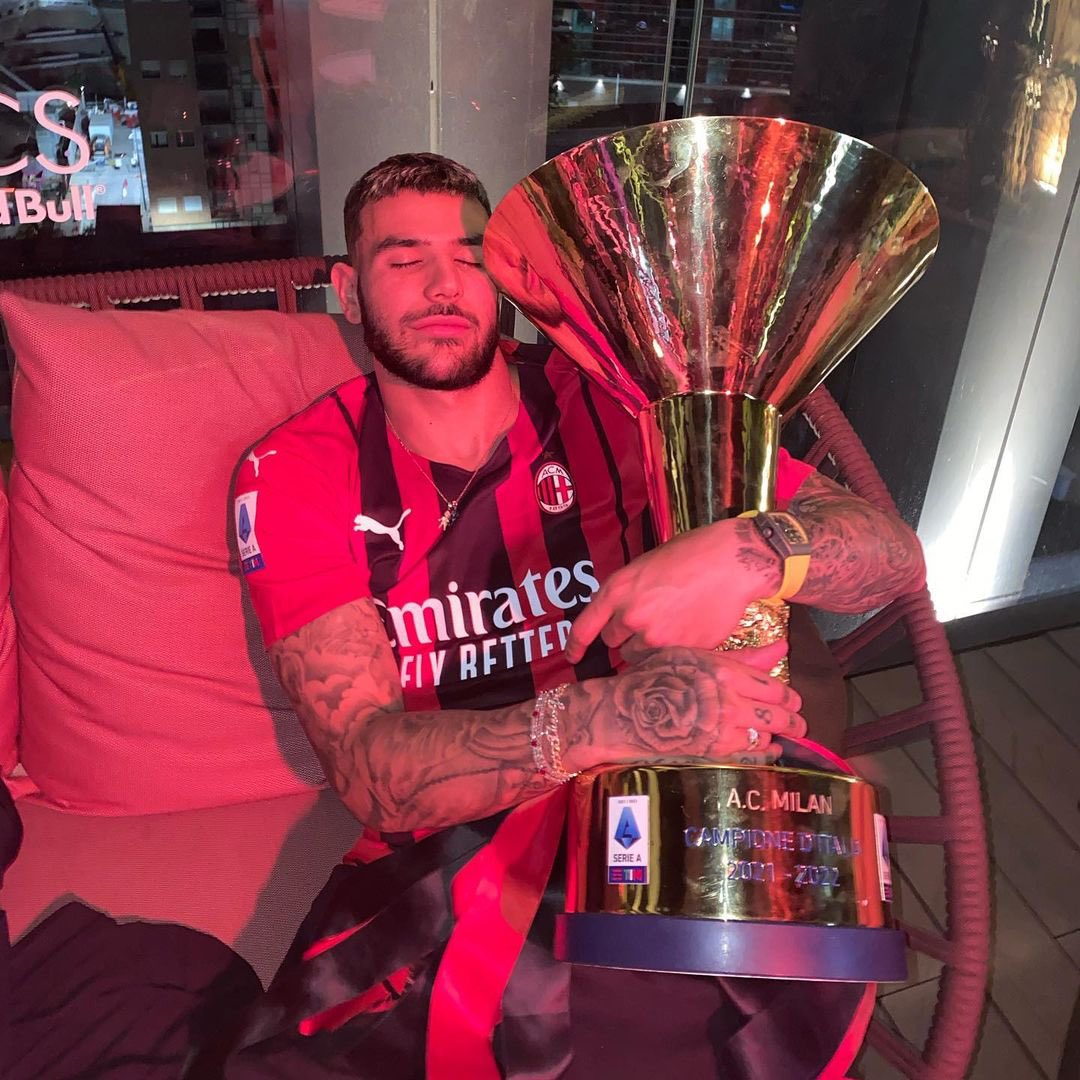 TheoHernandez's tweet photo. Siamo noi, siamo noi… ❤🖤 https://t.co/cUtEXQy5fl