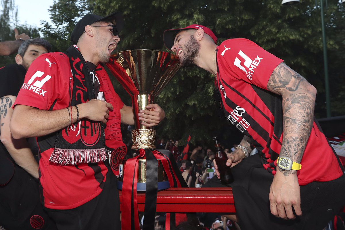 TheoHernandez's tweet photo. Siamo noi, siamo noi… ❤🖤 https://t.co/cUtEXQy5fl