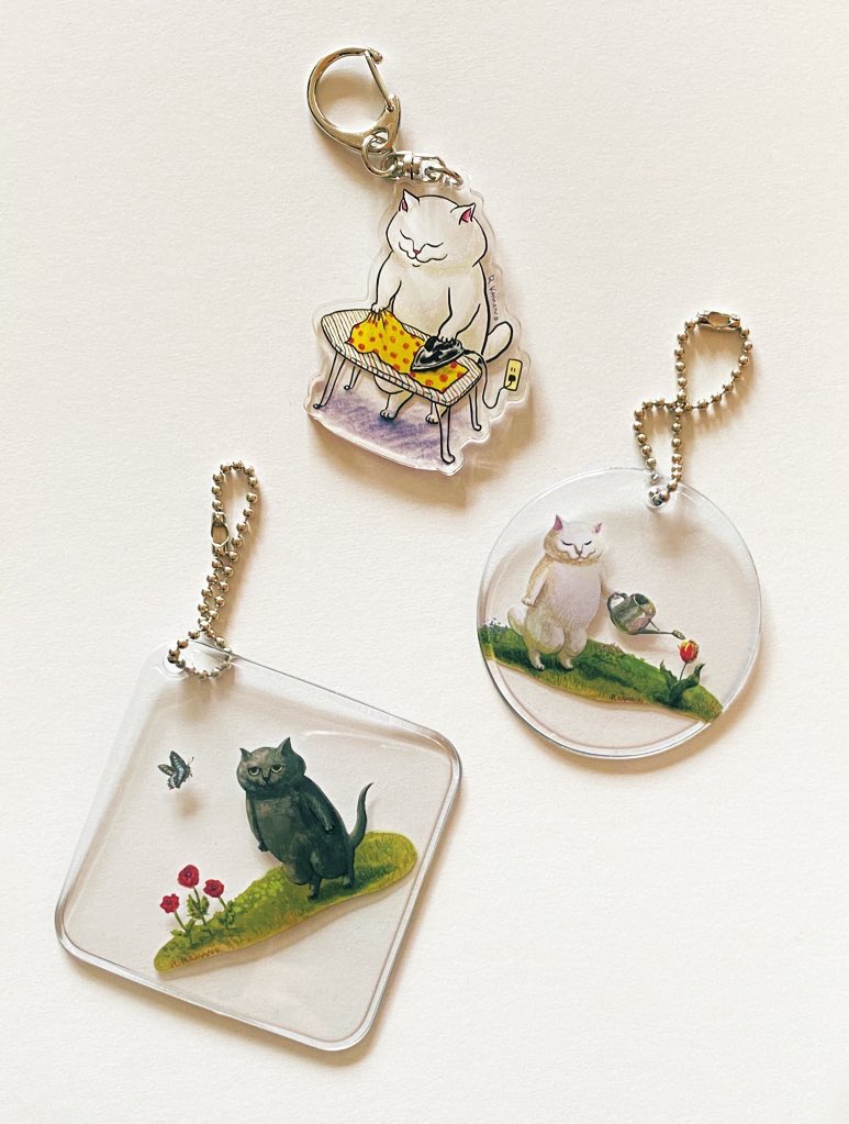 「個展で販売予定のアクリルキーホルダーとやわらかクリアチャームはこちらです 」|カマノレイコのイラスト