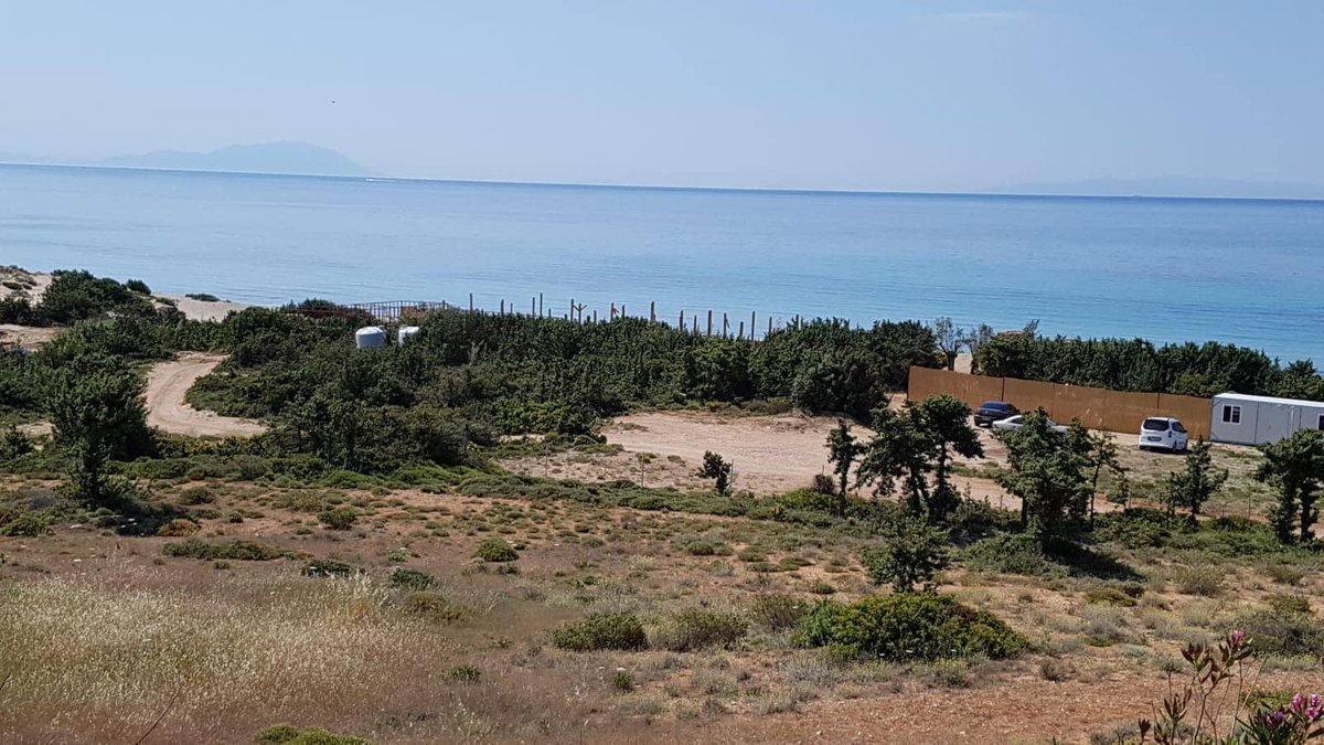 temizmekan's tweet photo. Çeşme Altınkum’da kaçak plaj inşaatı tekrar başladı. 
Resmi makamlar 5 aydır sadece tutanak tutuyor. Çevre ve kıyı göz göre göre yok ediliyor. Yeşilköylü Atık Yönetimi Madencilik şirketine, 6 m2 portatif büfe, 25 m2 gölgelik, 4 m2 cankurtaran kabini, duş/tuvalet izni verilmişti. https://t.co/P9dNz8UGv7