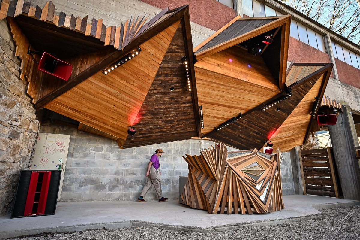 Championing the Vantage products from the Air series, this set-up by TTT Rental Hessen features two Air Vantage loudspeakers, and one Sub Vantage subwoofer for the front of house system.

Ready to power the party! #voidacoustics #poweredbyvoid