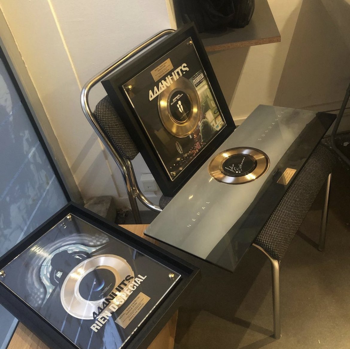 Kulturlesite_'s tweet photo. « Rien d’spécial », « Sundance » et « Suga Suga » de Népal sont désormais certifiés ! 📀

Les premiers singles d’or solo pour le rappeur 🙏 https://t.co/qWZ6Qv1pvM