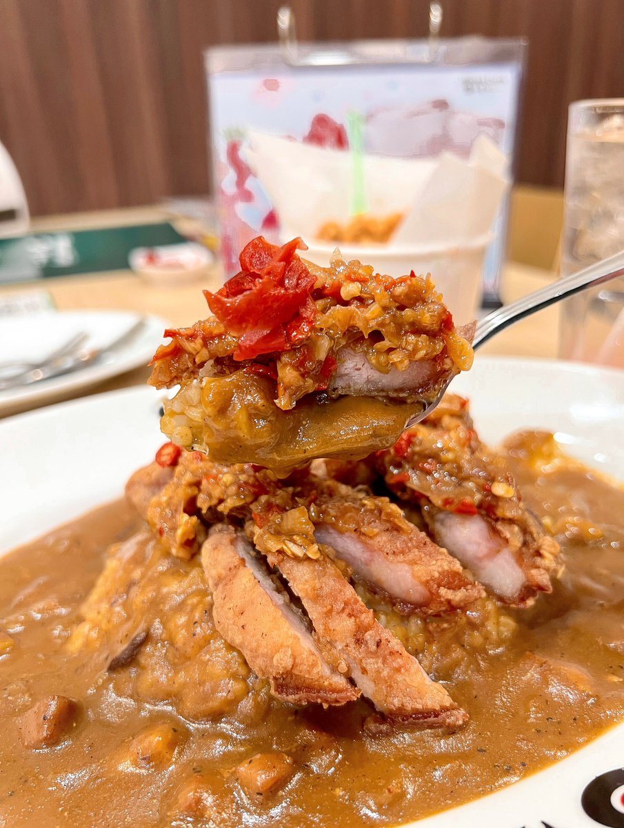 aearReview's tweet photo. ทุกคน ใครชอบกินแกงกะหรี่แบบแซ่บๆรสจัดจ้าน แนะนำเมนูนี้เลย ข้าวแกงกะหรี่หมูสามชั้นทอดพริกกระเทียมของร้าน Hinoya Curry พริกกระเทียมคือนัวมาก ท้อปมาบนหมูสามชั้นชิ้นหนาๆกรอบๆ กินคู่กับแกงกะหรี่รสชาติเข้มข้นสูตรของร้าน ฟินที่สุดค่ะ!
@aroii @ReviewAroii 
#hinoyacurryth #ข้าวแกงกะหรี่ https://t.co/5HHK3m4ATo