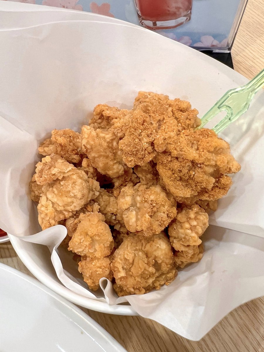 aearReview's tweet photo. ทุกคน ใครชอบกินแกงกะหรี่แบบแซ่บๆรสจัดจ้าน แนะนำเมนูนี้เลย ข้าวแกงกะหรี่หมูสามชั้นทอดพริกกระเทียมของร้าน Hinoya Curry พริกกระเทียมคือนัวมาก ท้อปมาบนหมูสามชั้นชิ้นหนาๆกรอบๆ กินคู่กับแกงกะหรี่รสชาติเข้มข้นสูตรของร้าน ฟินที่สุดค่ะ!
@aroii @ReviewAroii 
#hinoyacurryth #ข้าวแกงกะหรี่ https://t.co/5HHK3m4ATo