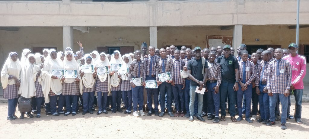 Aleemousman's tweet photo. I'm not a teacher anyway,but my team and I went to secondary school for an awareness programme on food waste. A project under @LEAPAfrica fellowship 2022 cohort.
#BeAFoodHero https://t.co/96bJ9j5M9Y
