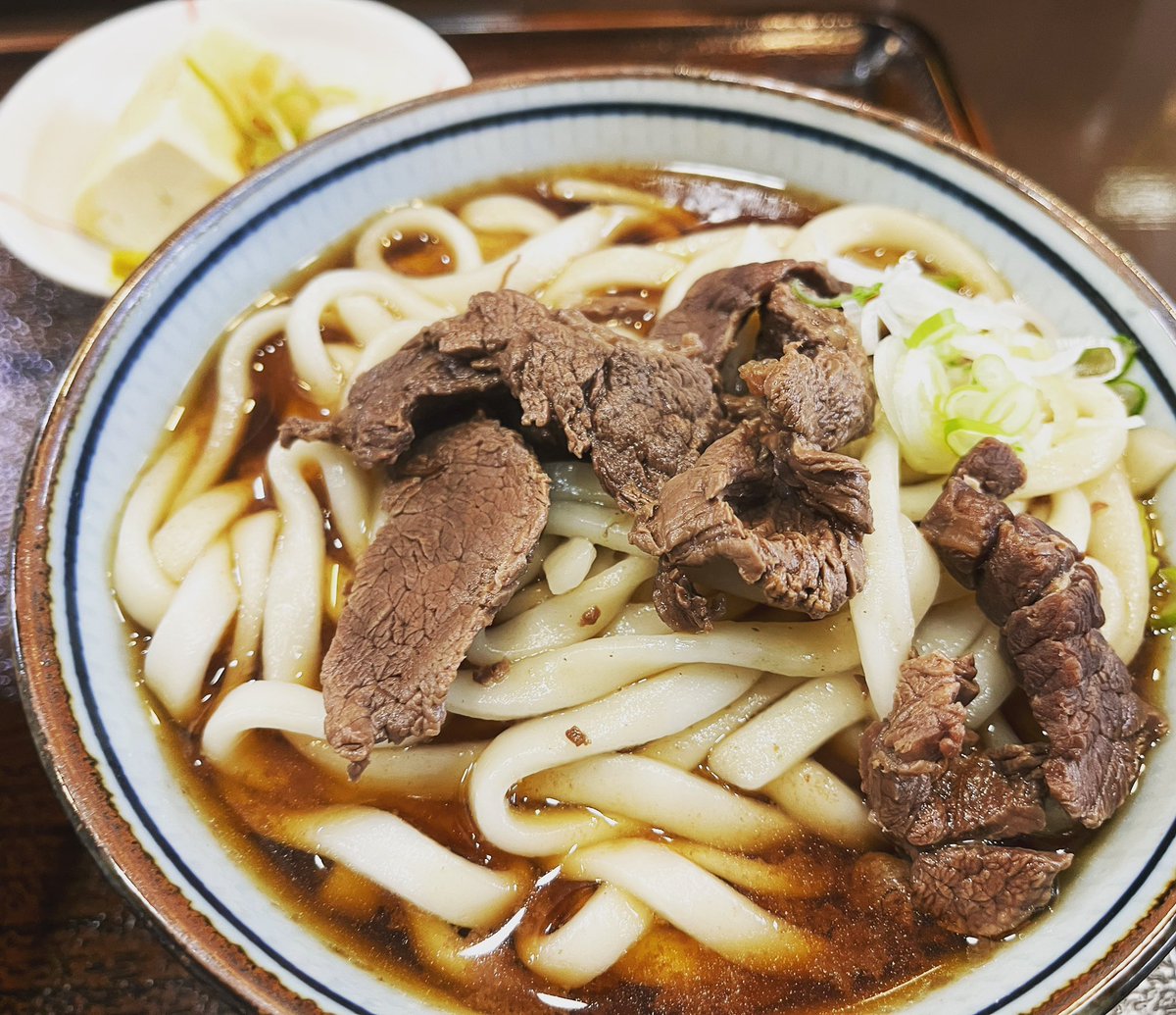 teru0513's tweet photo. 今日は長野県の上田市まで出張。
駅前で見つけた肉うどんのお店へ。

#長野県 #上田市 #上田駅 #うどん #肉うどん #馬肉うどん #馬肉 #さくら肉 #馬肉うどんなかむらや #なかむらや #長野グルメ #上田グルメ #出張 #ひとりめし https://t.co/dceeJtHIyP