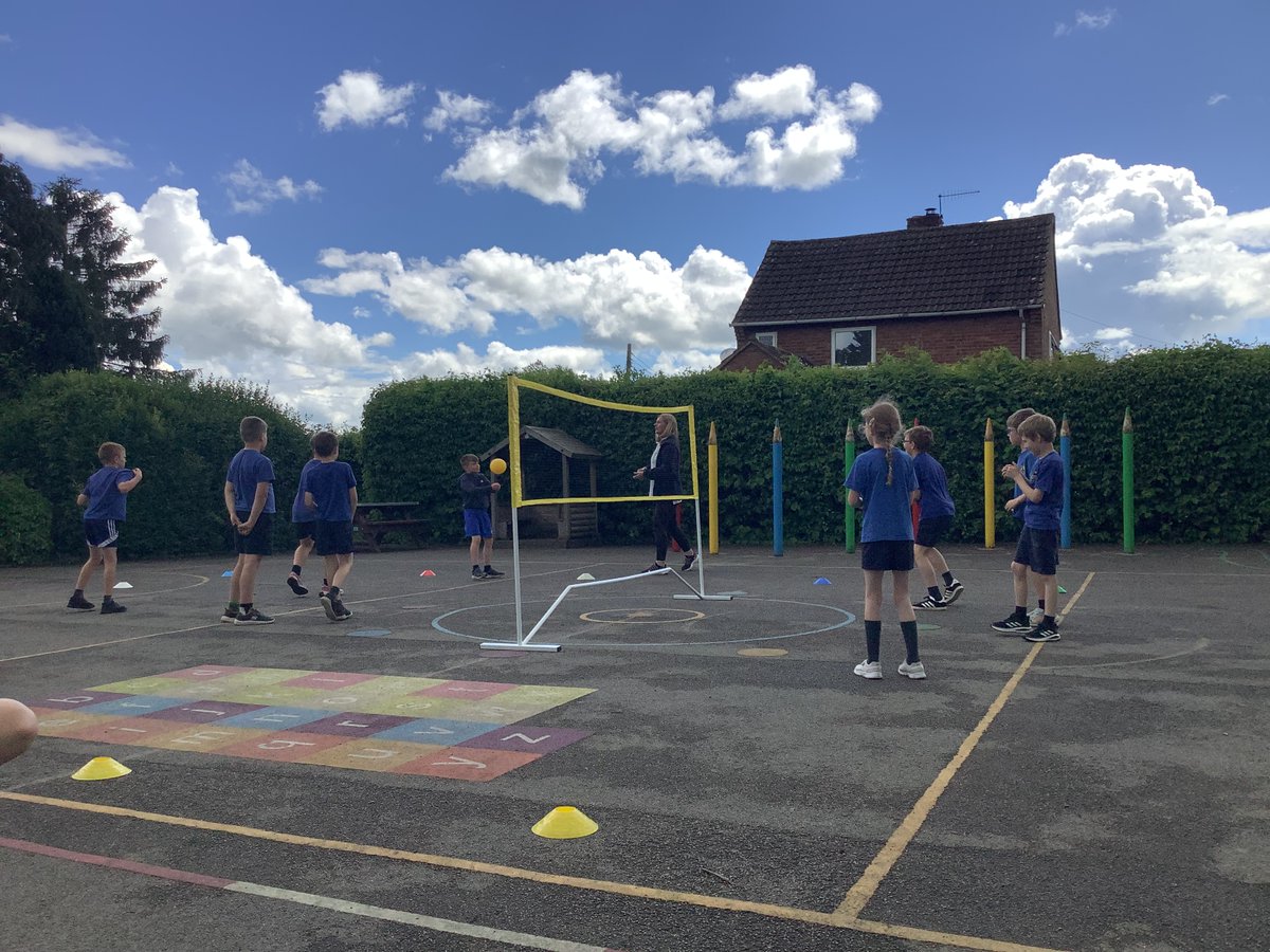 DeffordSchool's tweet photo. Oak class enjoyed a game of Volleyball this afternoon https://t.co/a08A20hifC