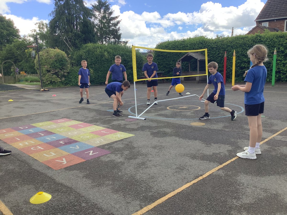 DeffordSchool's tweet photo. Oak class enjoyed a game of Volleyball this afternoon https://t.co/a08A20hifC