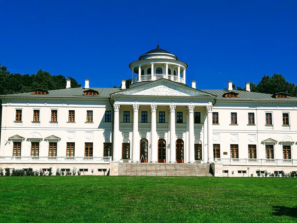 #دليل_موسكو

#الثقافة_الروسية وأقصد الارث الروسي وتشكيلة وتكون قصور وقلاع وقرى.
#موسكو #روسيا

يتبع...