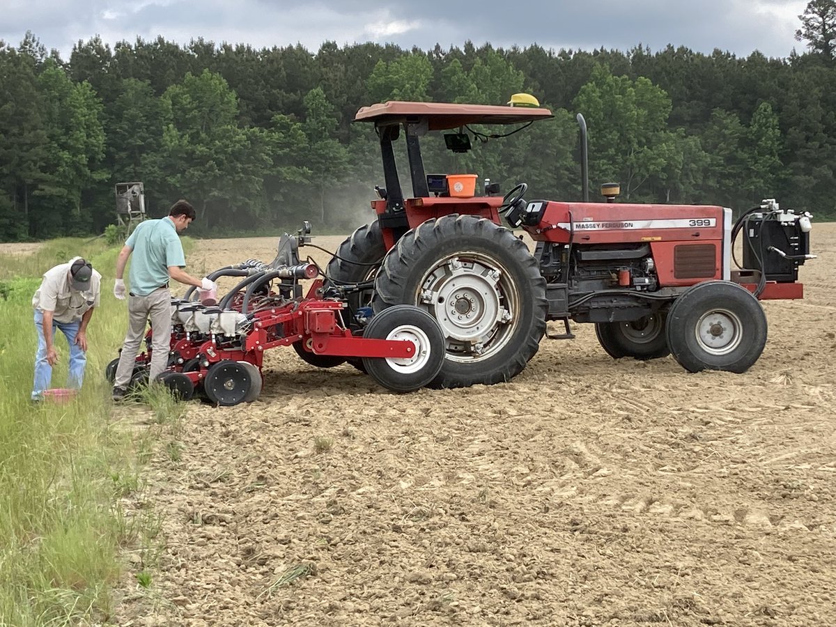 aewood73's tweet photo. Never dull time for ag agent w/ @NCExtension &, especially true for the https://t.co/Nb8ZsWsq8b team. Yesterday plntg soyb variety trial in Gates Co & today w/ Ag Simulator so >250 students learn about agriculture. @ncsoybeans @NCStatesoybeans @NCCornGrowers https://t.co/Nmx7RWMutS