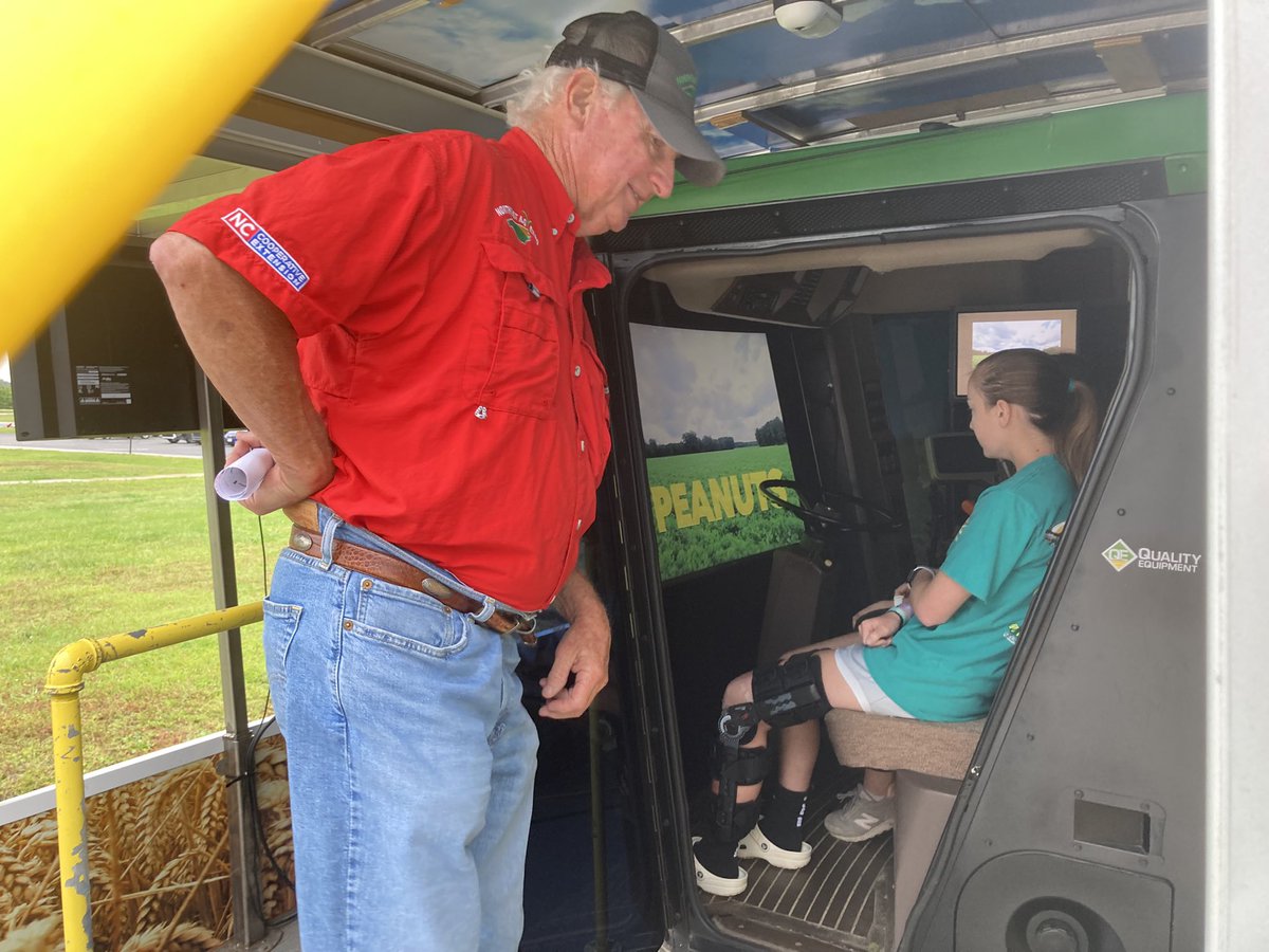 aewood73's tweet photo. Never dull time for ag agent w/ @NCExtension &, especially true for the https://t.co/Nb8ZsWsq8b team. Yesterday plntg soyb variety trial in Gates Co & today w/ Ag Simulator so >250 students learn about agriculture. @ncsoybeans @NCStatesoybeans @NCCornGrowers https://t.co/Nmx7RWMutS