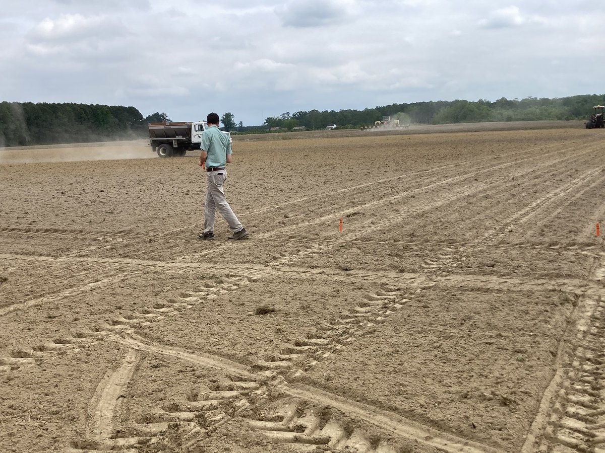 aewood73's tweet photo. Never dull time for ag agent w/ @NCExtension &, especially true for the https://t.co/Nb8ZsWsq8b team. Yesterday plntg soyb variety trial in Gates Co & today w/ Ag Simulator so >250 students learn about agriculture. @ncsoybeans @NCStatesoybeans @NCCornGrowers https://t.co/Nmx7RWMutS