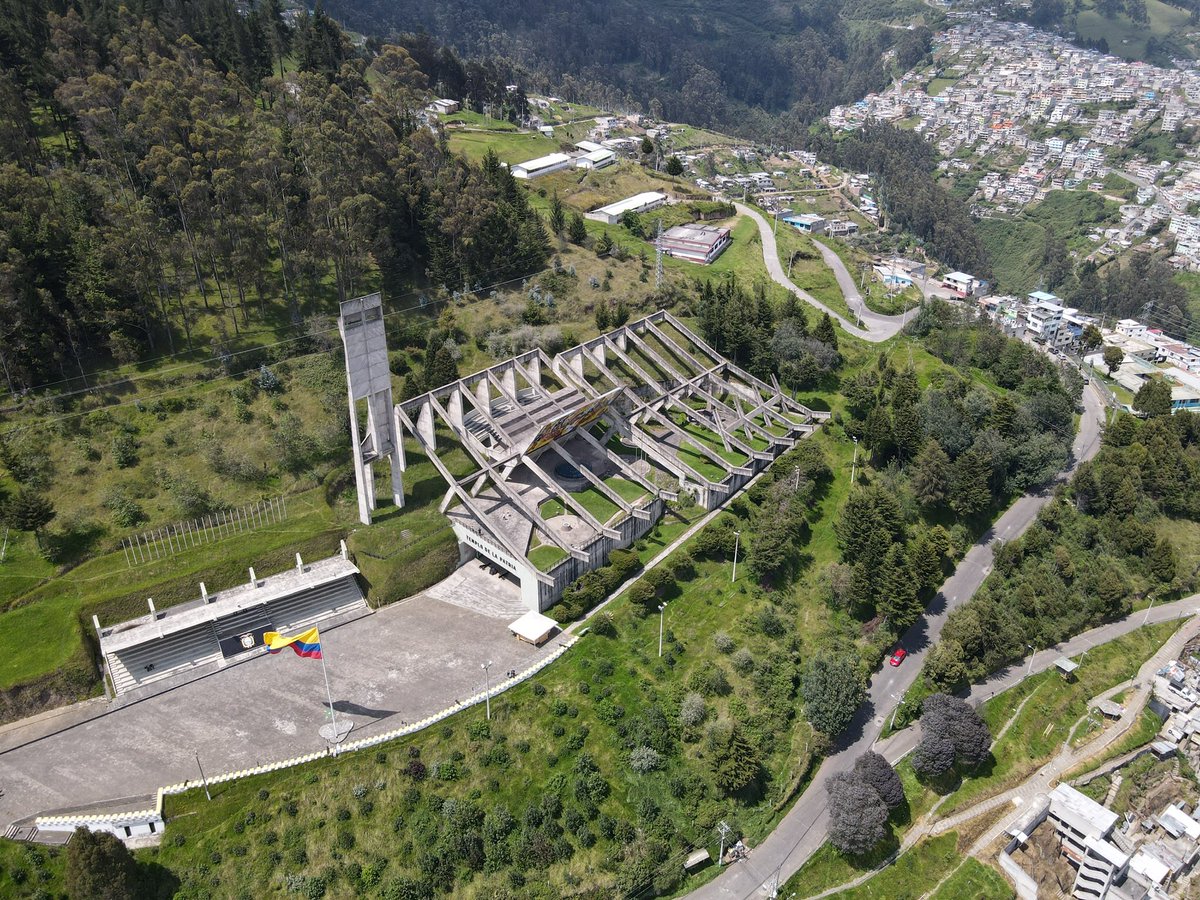 sebasdeliga's tweet photo. Hoy que es 24 de Mayo y se conmemora la Batalla de Pichincha, aprovecho para mostrarles una de las mejores obras de arquitectura que tiene Quito y que también es un gran espacio público, el Templo de la Patria, proyecto de Milton Barragán. (Las fotos me pertenecen) https://t.co/yJRy7WwrHT