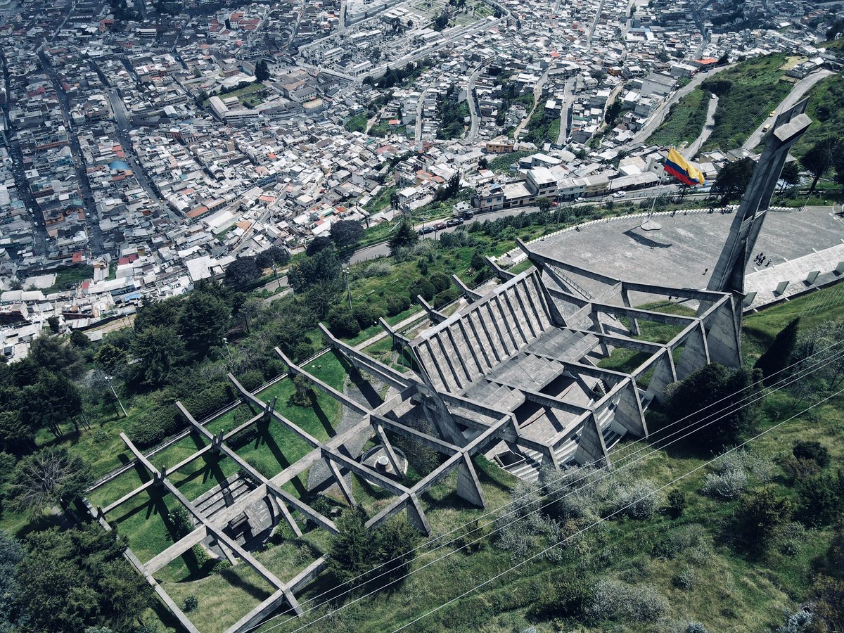 sebasdeliga's tweet photo. Hoy que es 24 de Mayo y se conmemora la Batalla de Pichincha, aprovecho para mostrarles una de las mejores obras de arquitectura que tiene Quito y que también es un gran espacio público, el Templo de la Patria, proyecto de Milton Barragán. (Las fotos me pertenecen) https://t.co/yJRy7WwrHT