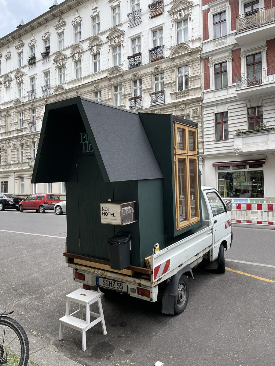 strahlgewitter's tweet photo. Ein #NotHotel für Obdachlose finde ich mal eine sinnvolle Verwendung für eine Parkfläche im öffentlichen Raum. https://t.co/5QkIXjIYXz