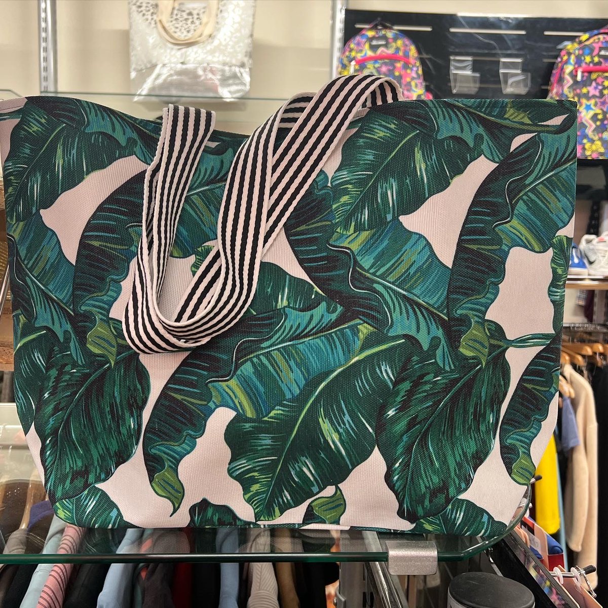 ShopFloorEngage's tweet photo. Happy #charitytuesday everyone!🥳

Take a look at these funky beach bags Poppy found at her local @TheBHF  🏖 They would be perfect for a summer holiday!☀️

Are you going anywhere nice this summer?🌊

#charityshopfinds #socialretail https://t.co/STBLZ6ttRK