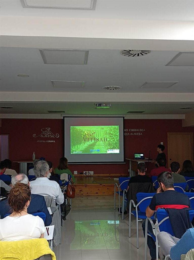 Vitisad_Fr's tweet photo. [Conférence finale 🍇🌎]

L'occasion de partager et échanger avec les viticulteurs au sujet des résultats des différents essais menés dans le cadre du projet #VITISAD: ombrage de la vigne, matériel végétal, efficience de l'irrigation, etc...
@vignevinfrance
@CTPPOCTEFA https://t.co/K9Lfqdse5e