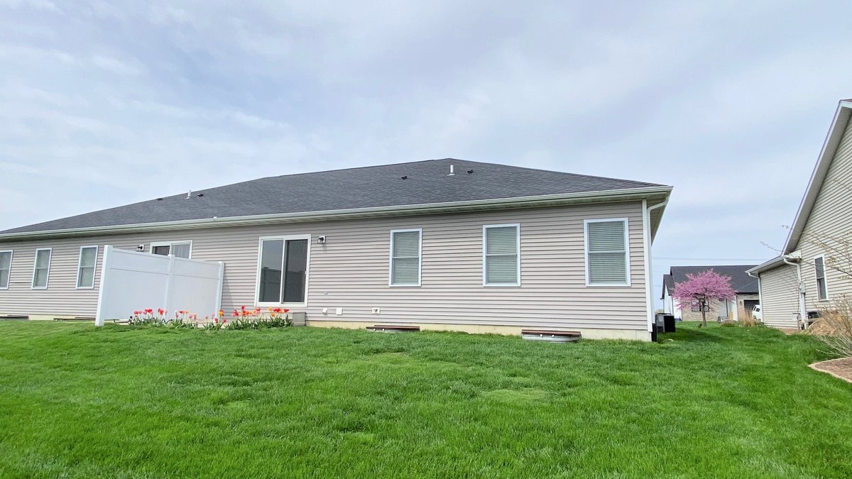 JGkeepitreal's tweet photo. New Price: 4516 Castle Pines Drive, SpfldIL, 3 bed, 2 bath, 1,650 sq. ft. $280,000. Beautiful duplex in Ball-Chatham school district. Quartz countertops, open floor plan, SS appliances. Jerry George (217.638.1360). https://t.co/V8SQGaHFaZ. #duplexforsale #jgteam https://t.co/sT2JXhyFzM