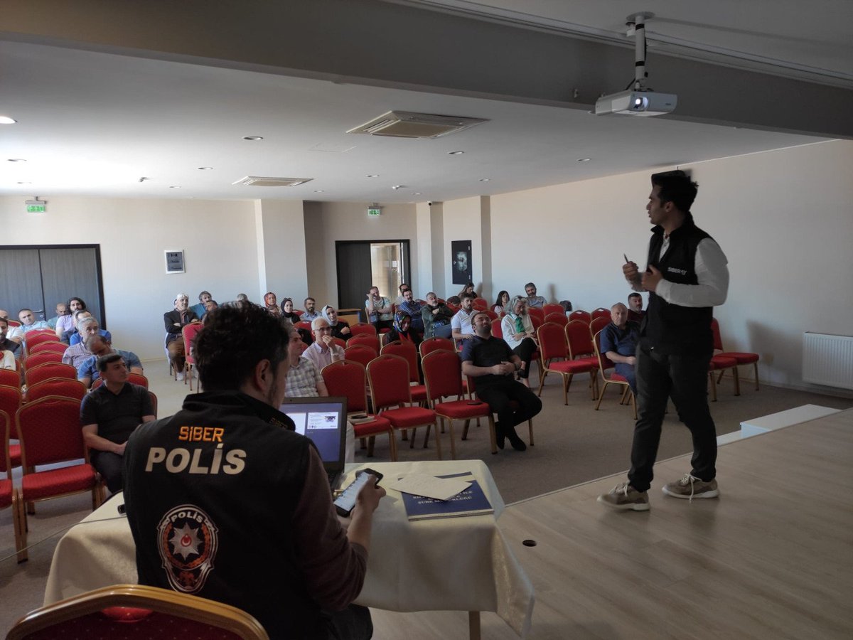 Osmangazi_MEM's tweet photo. ÖGEP Faaliyetleri kapsamında 
“e-Bağımlılık üzerine sorunlar ve çözüm önerileri”konulu sunum İl Emniyet Müdürlüğü Siber Suçlarla Mücadele Şube Müdürlüğü ve Yeşilay-Osmangazi İlçe RAM uzmanları tarafından Macide Gazioğlu K. Ortaokulunda İlçemiz  AİHL  idarecilerine verildi.@tcmeb https://t.co/gdMt12Lv7X