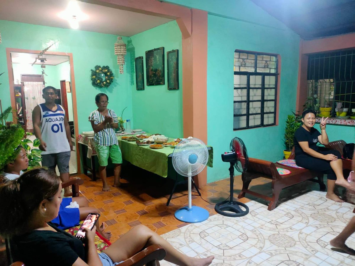 ChrssmmCG's tweet photo. Gusto kong umuwe. Namiss ko ang fiesta sa barangay nmin hahaha https://t.co/2EMYhBwMd7