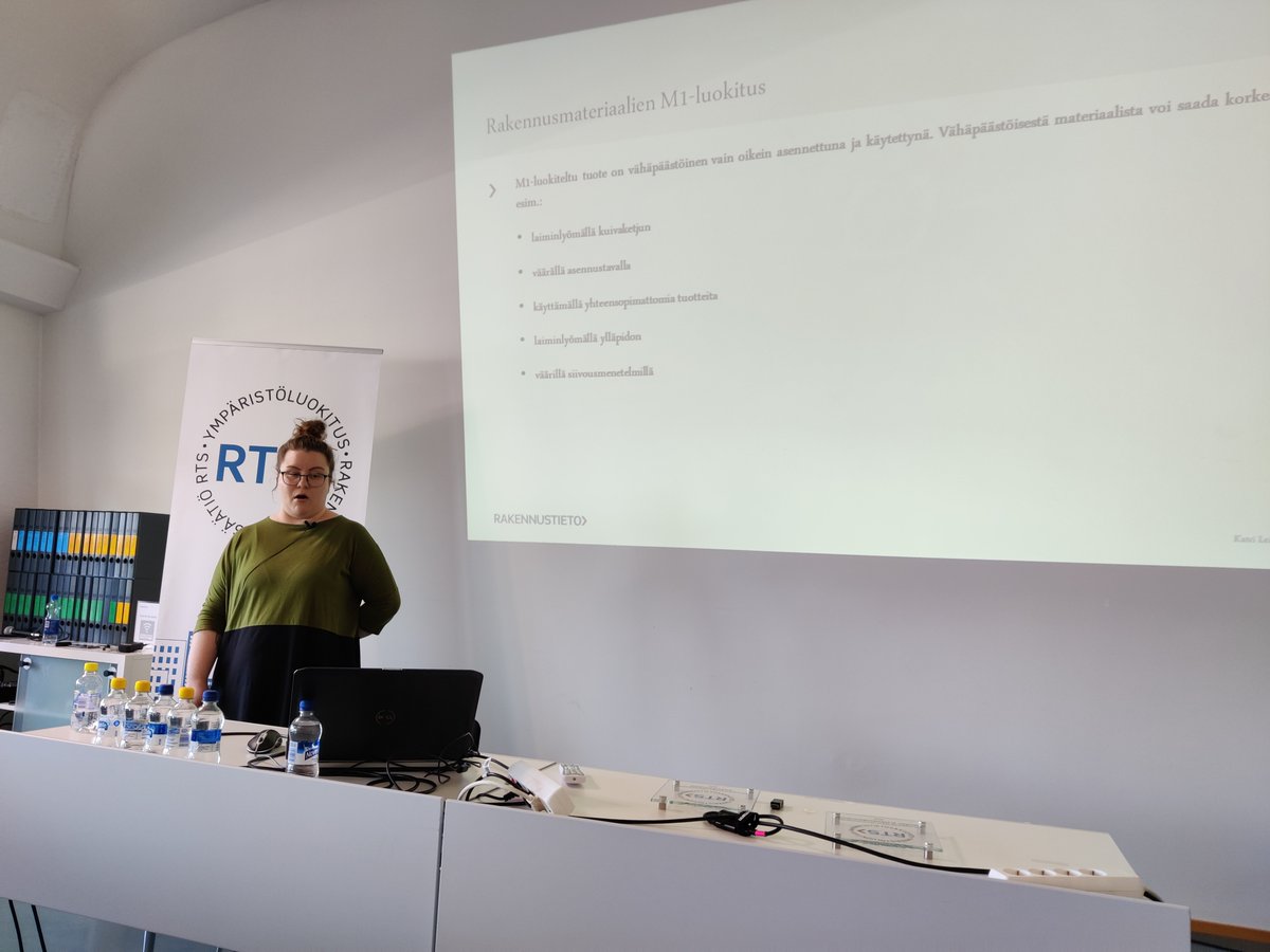 Rakennustieto's tweet photo. Jukka Seppänen #RTS_EPD ja Kati Leino #M1 kertoivat painavaa asiaa rakennusmateriaalien ja tuotteiden ympäristövaikutuksista ja emissioista. Molemmat ovat 3. osapuolen varmistamia ja kelpaavat RTSympäristöluokituksessa todentamiseen. #RTSympäristöluokitus #vastuullisuus https://t.co/o8FIJa52iF