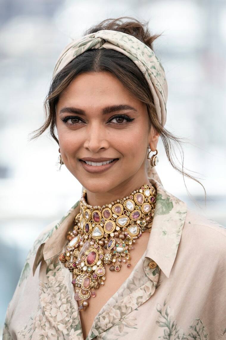 etimes's tweet photo. .@deepikapadukone was seen wearing the headband with two of her outfits. 

She wore a beaded headband which paid homage to the traditional Indian matha patti with her black and gold sequinned sari and a scarf band with her casual shirt and green pants. https://t.co/kEJ4yEE1h6